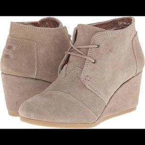 Tom’s taupe suede desert wedge boots 5.5